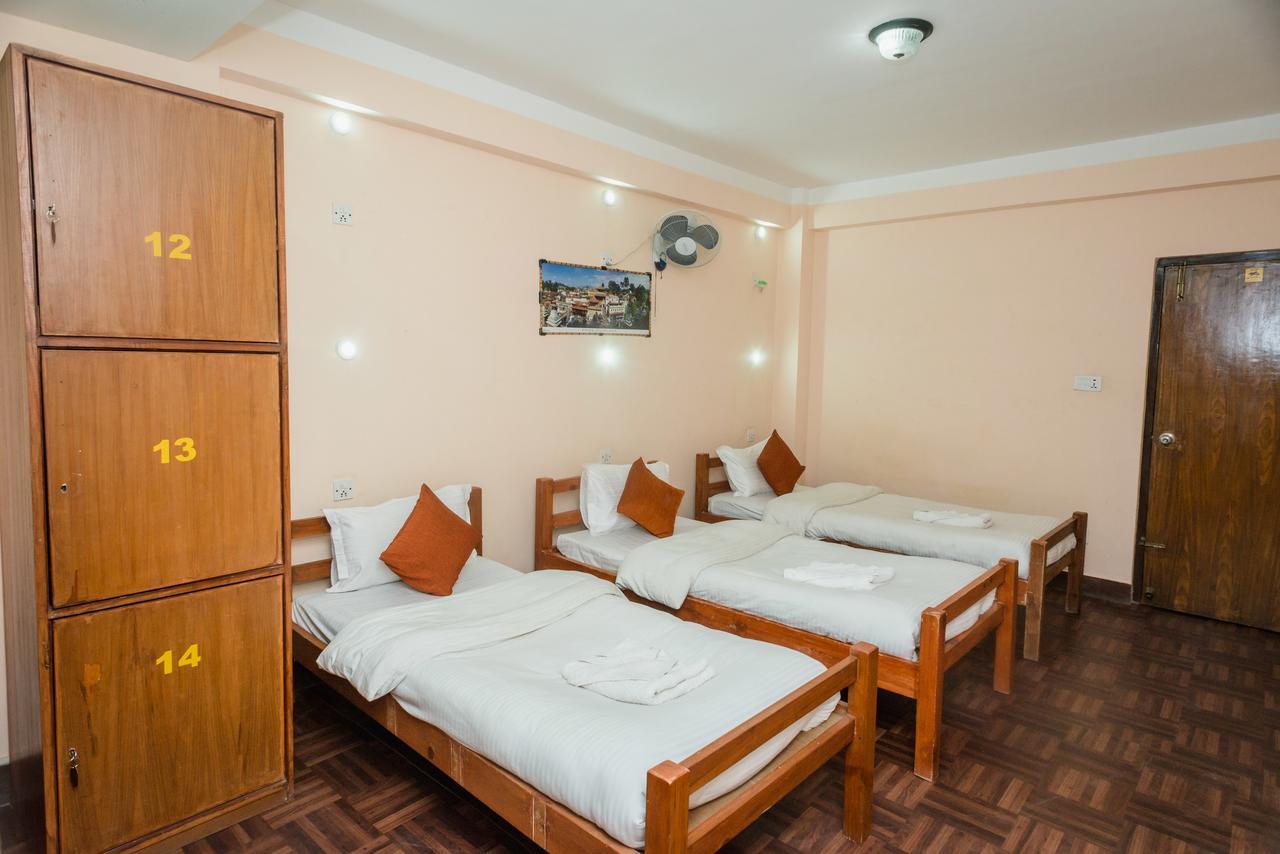 Famous House Kathmandu Hostel Bagian luar foto