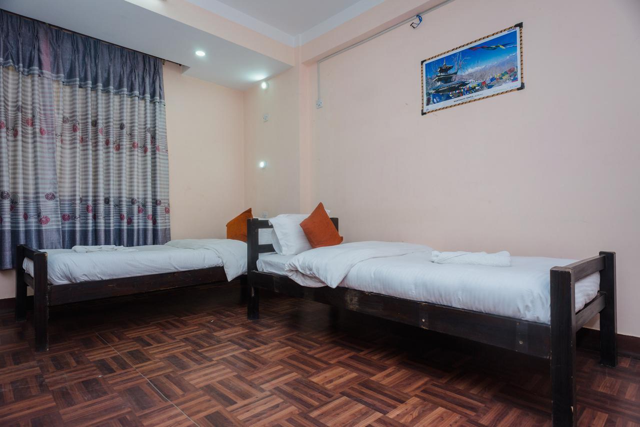 Famous House Kathmandu Hostel Bagian luar foto