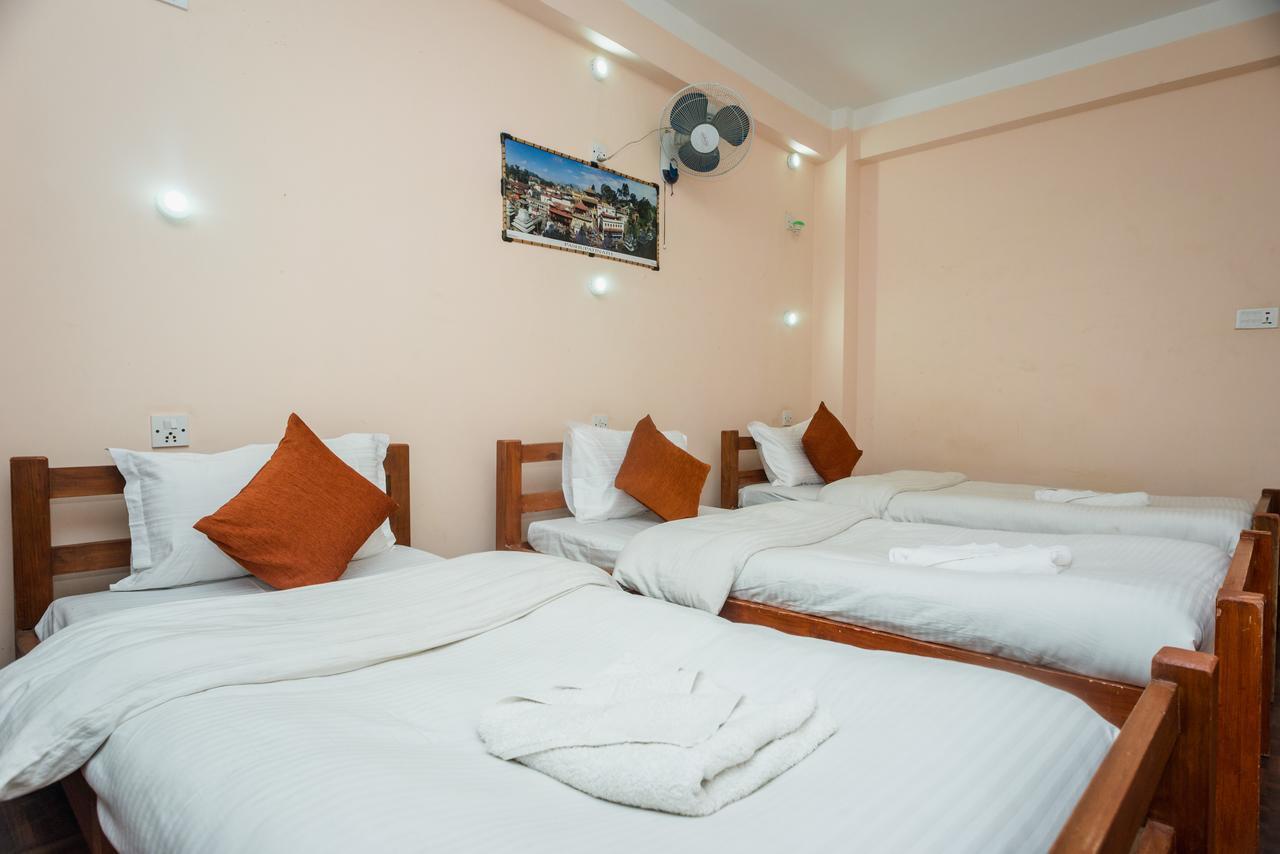 Famous House Kathmandu Hostel Bagian luar foto