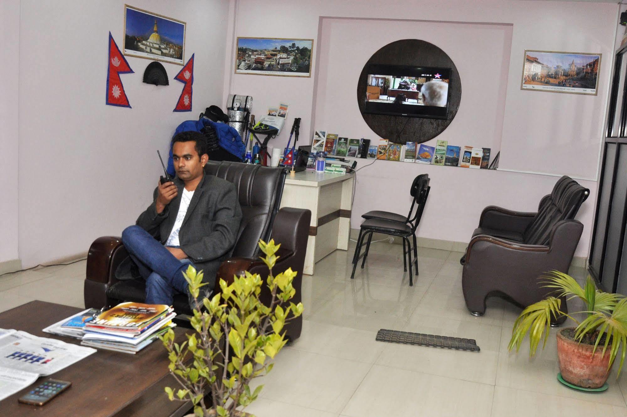 Famous House Kathmandu Hostel Bagian luar foto