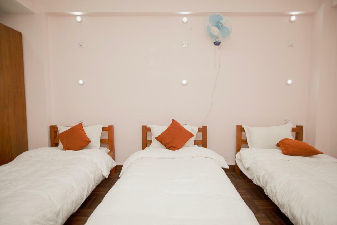 Famous House Kathmandu Hostel Bagian luar foto
