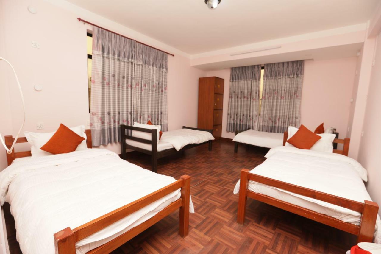 Famous House Kathmandu Hostel Bagian luar foto