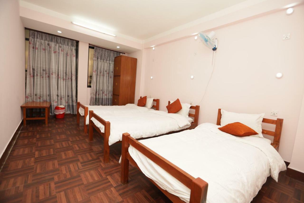 Famous House Kathmandu Hostel Bagian luar foto