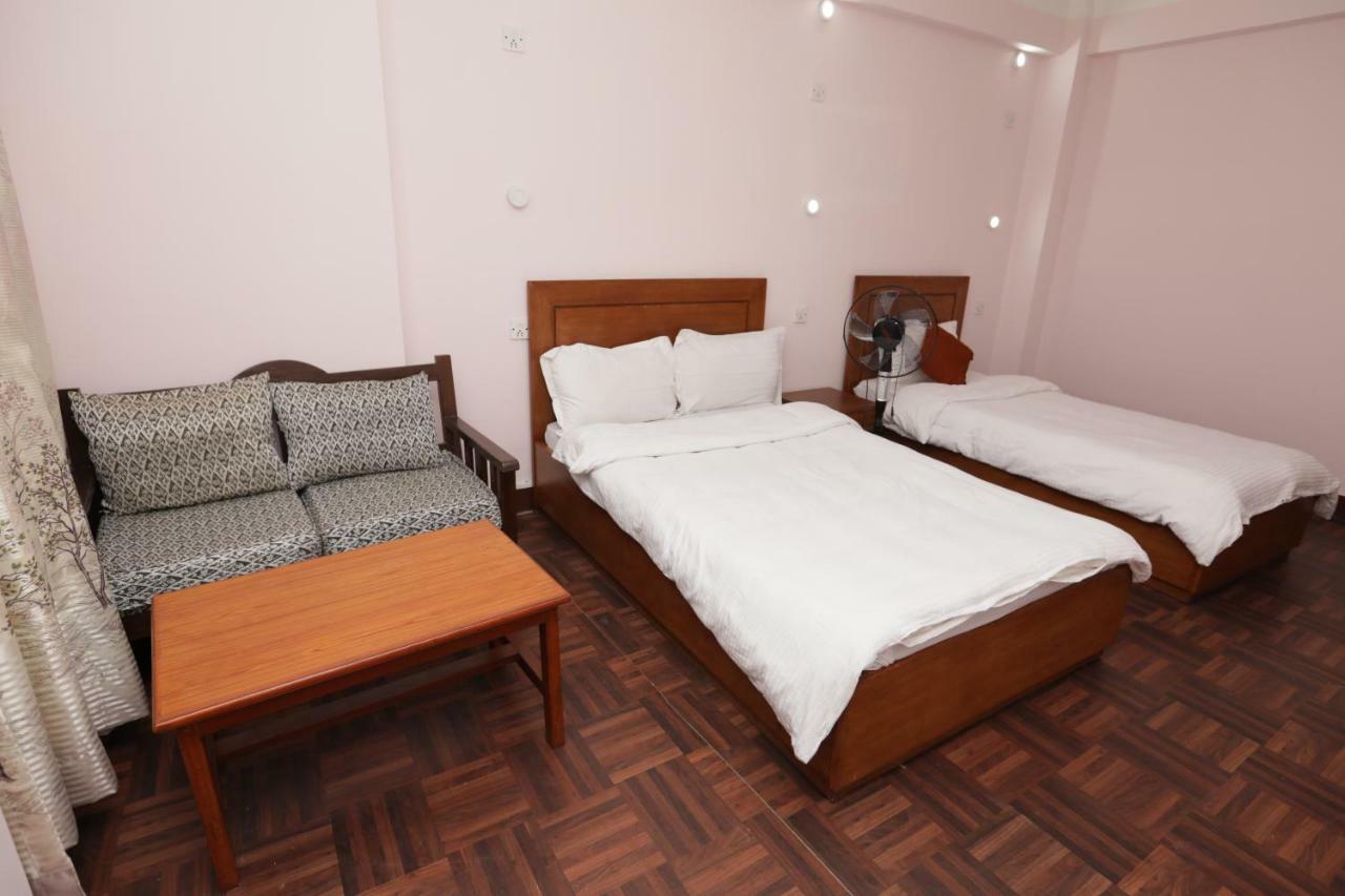 Famous House Kathmandu Hostel Bagian luar foto