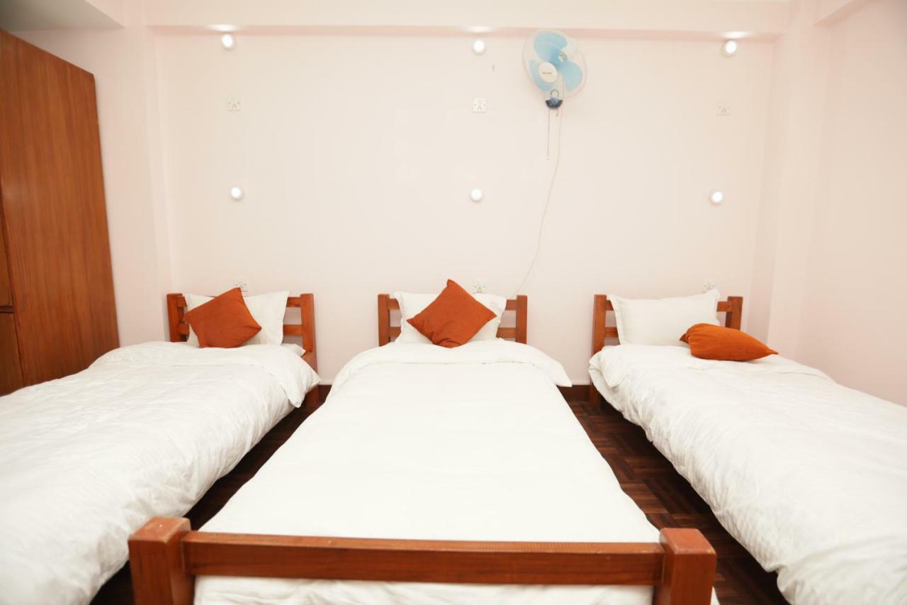 Famous House Kathmandu Hostel Bagian luar foto