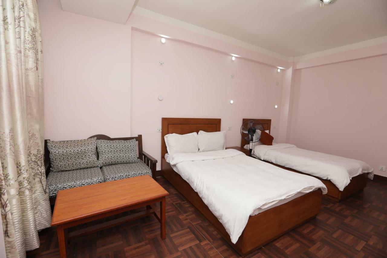 Famous House Kathmandu Hostel Bagian luar foto