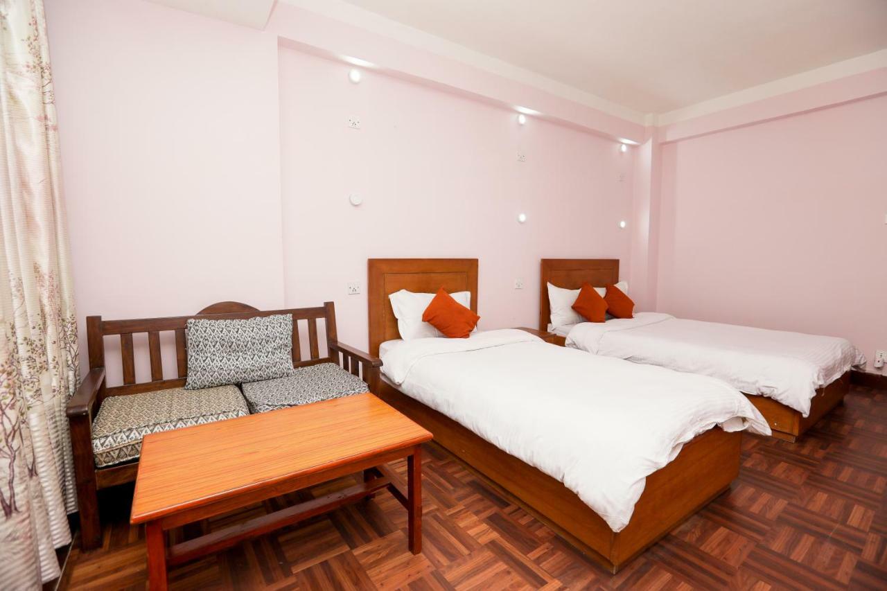 Famous House Kathmandu Hostel Bagian luar foto