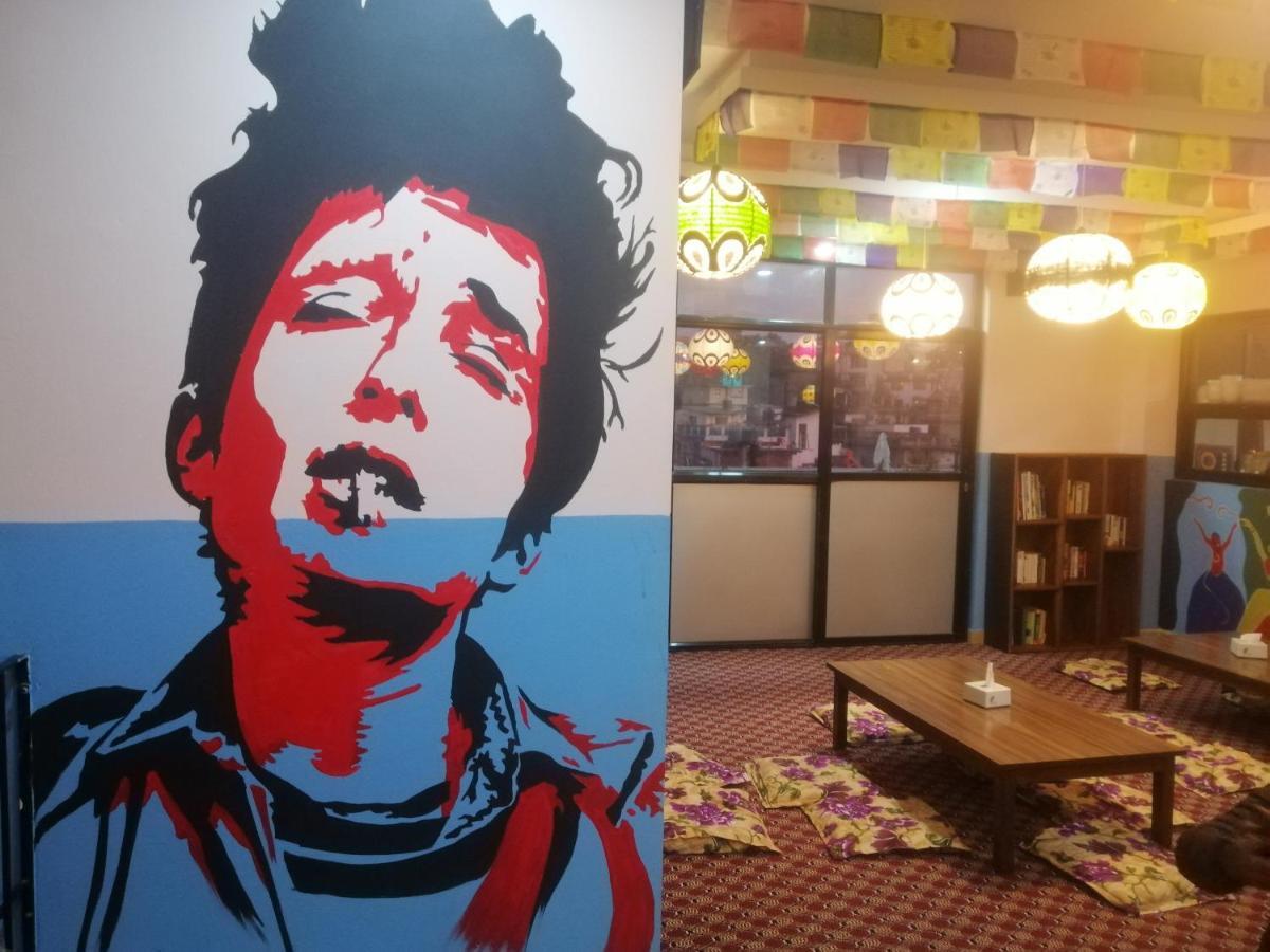 Famous House Kathmandu Hostel Bagian luar foto