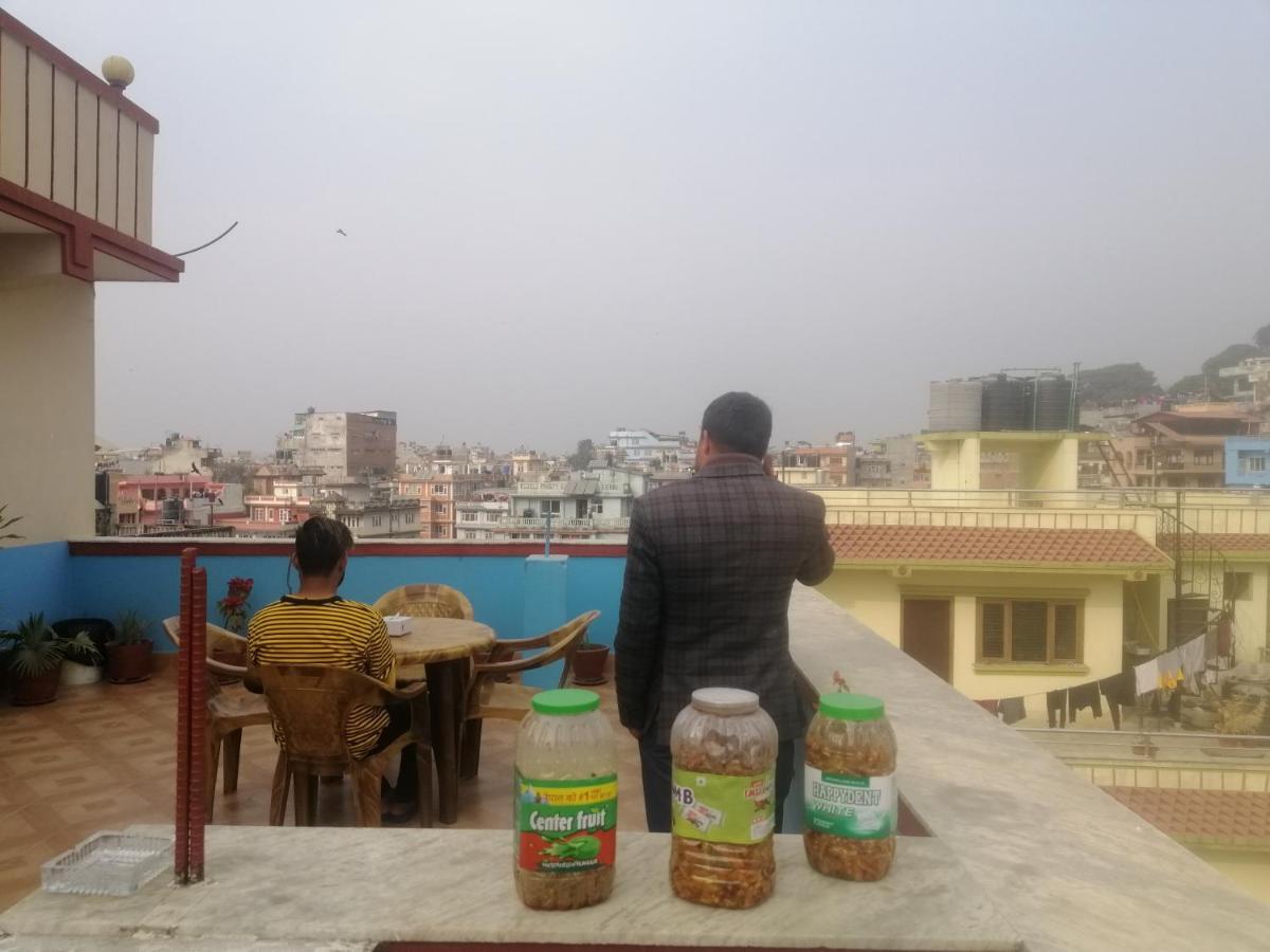 Famous House Kathmandu Hostel Bagian luar foto